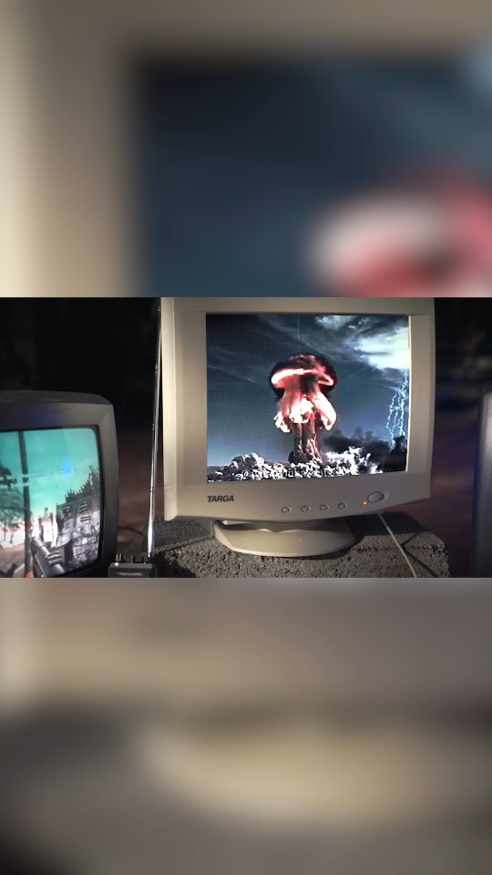 En heftig liten dose sosial kommentar om vår samlede voyeuristiske holdning til krig og media — musikkvideoen til @slaamaskin, «STRIDSHAUD».